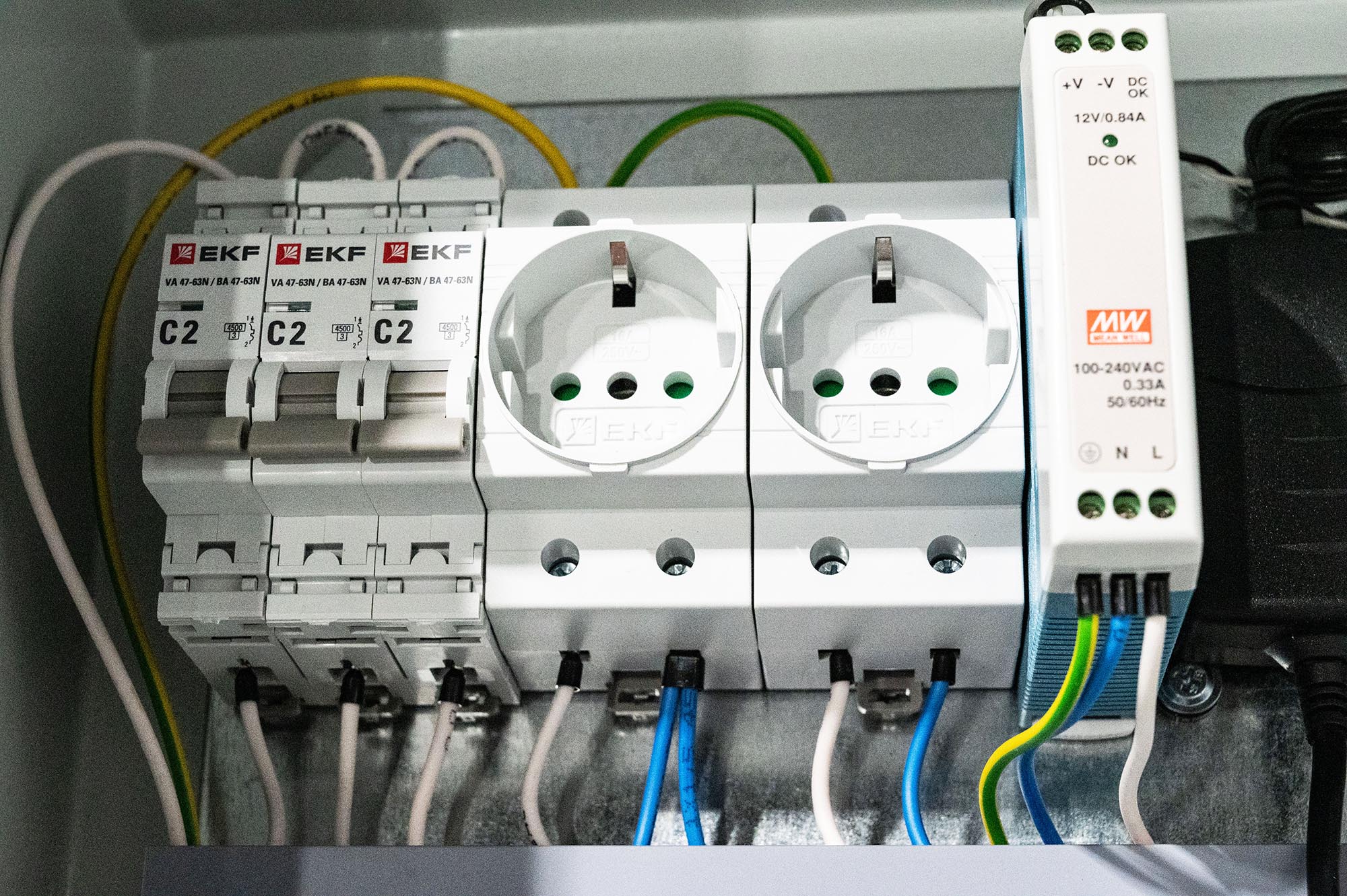 Фото ШД IP54 с GSM и Ethernet-модемом и разветвителем интерфейса